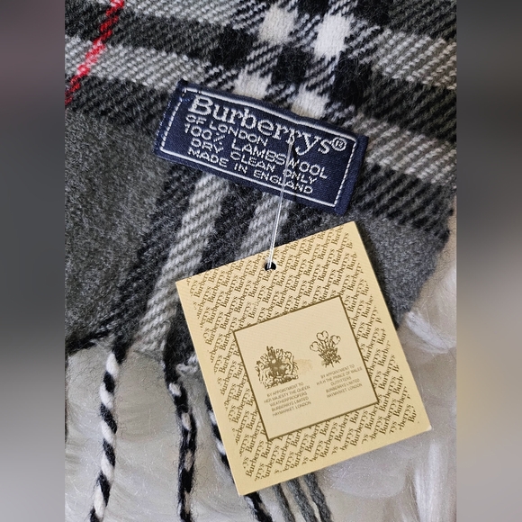❌SOLD❌ 🩶Burberry Novacheck Scarf🩶 - Picture 6 of 10